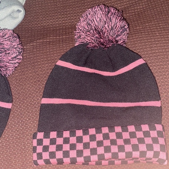 NWT Vans winter hat black & mauve checkered with Vans logo unisex - Picture 4 of 5